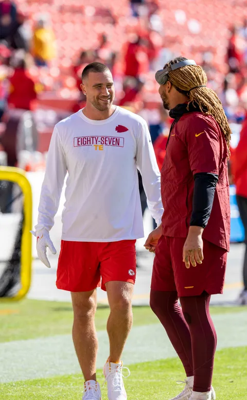 Travis Kelce next to Chase Young before the Chiefs game in Washington in October 2021